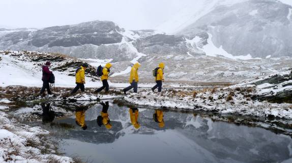 O fantástico cenário da nossa caminhada para chegar a Stromness, na na Geórgia do Sul (foto de Wayne Purcell)